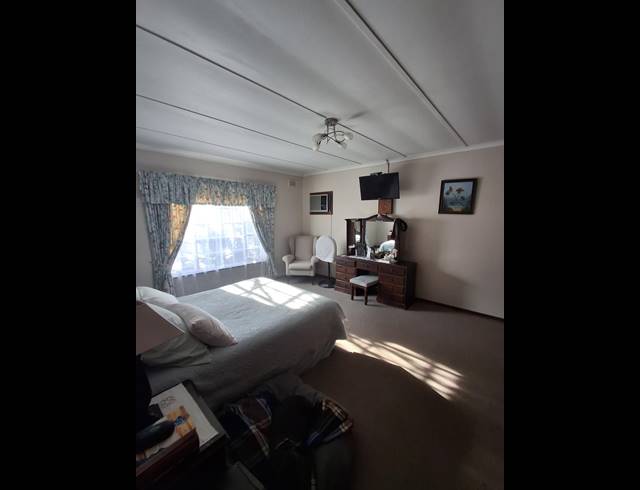 4 BEDROOM HOUSE FOR SALE IN BELLEVUE
